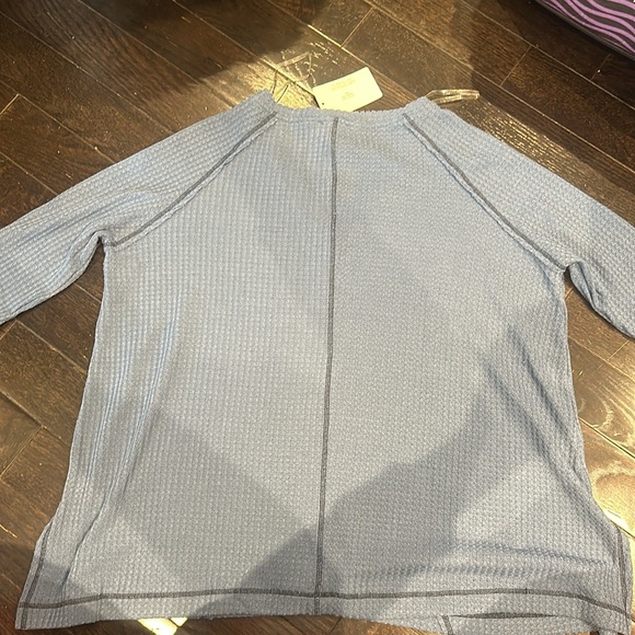 NWT v-neck shirt - size large - Picture 4 of 5